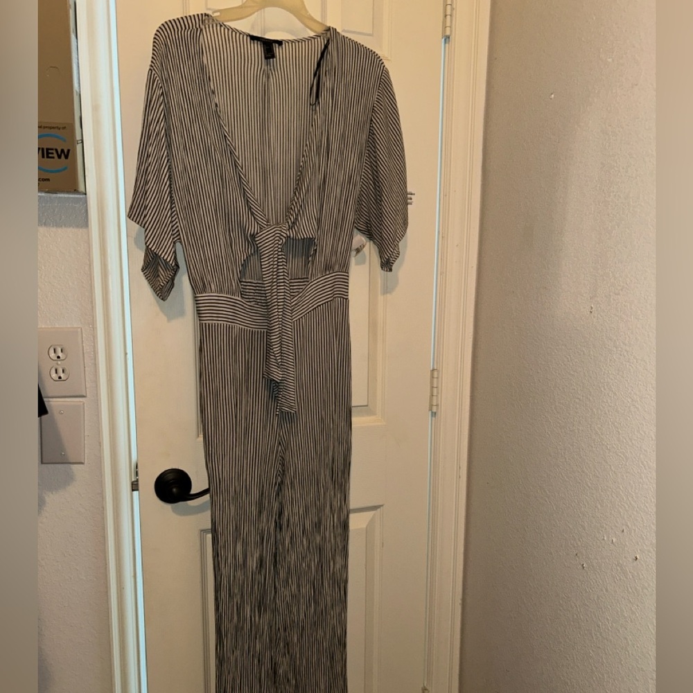 Cute black and white jumpsuit with keyhole
